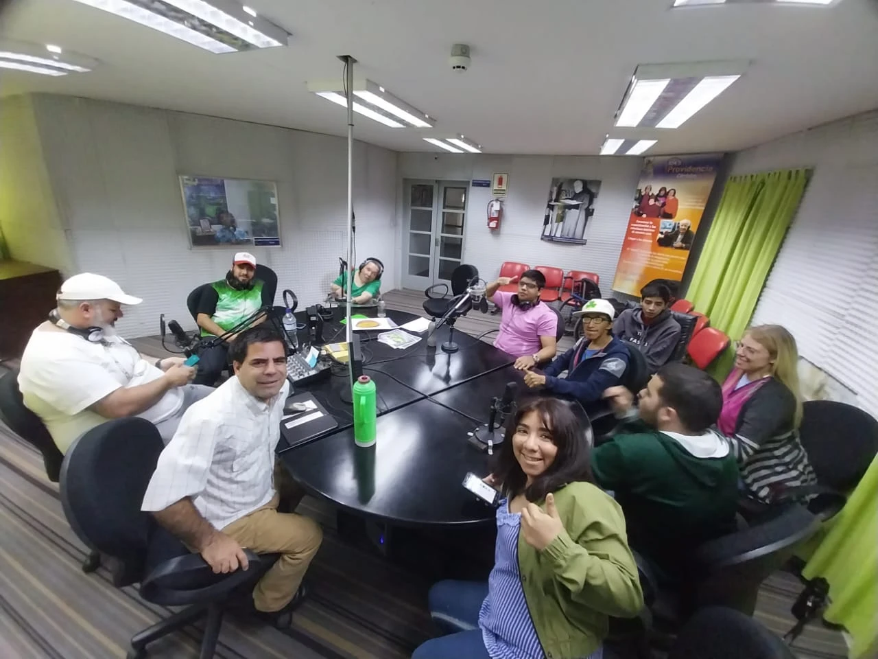 Equipo de FM Providencia en el estudio