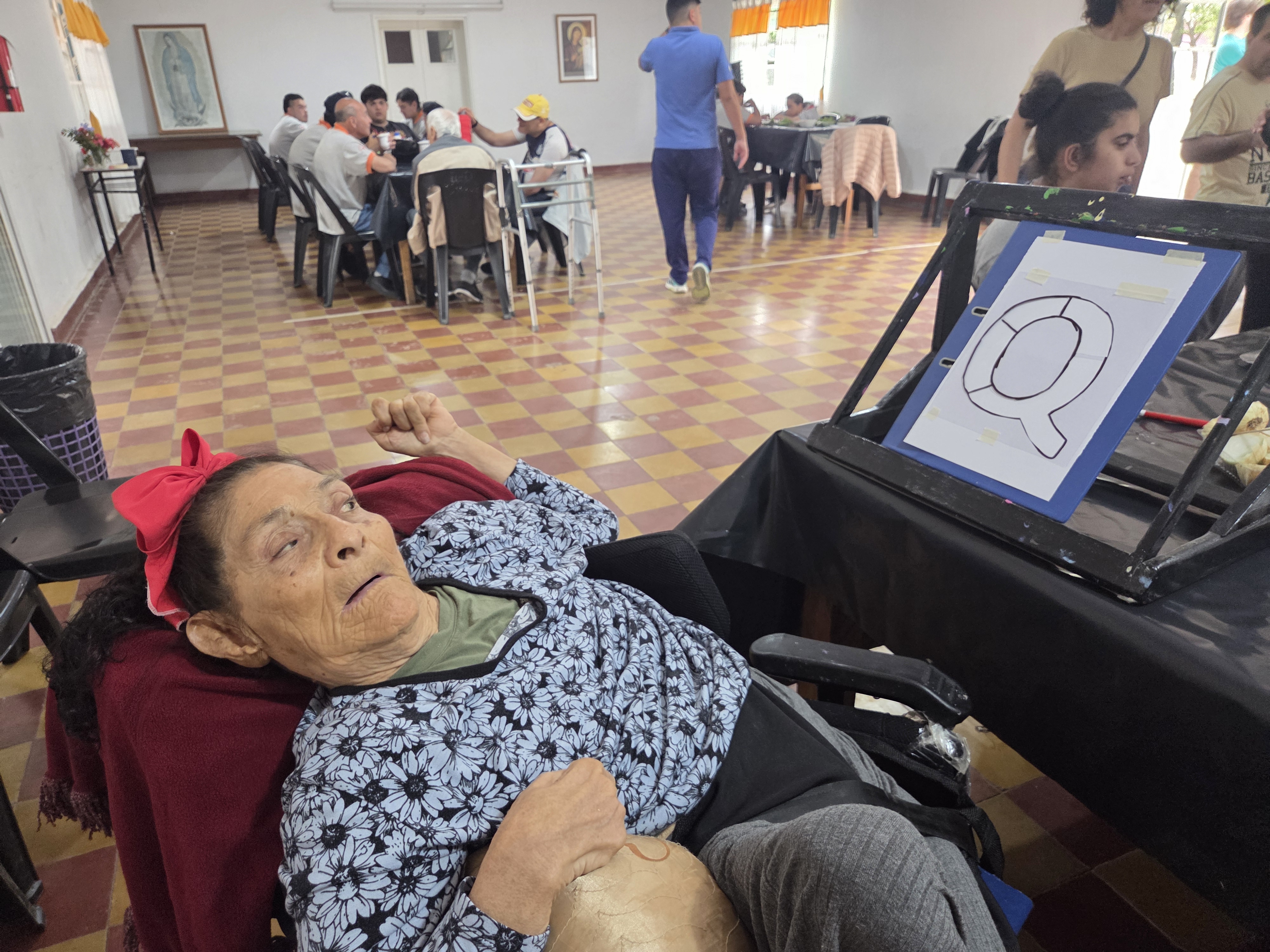 Residente mayor con moño rojo