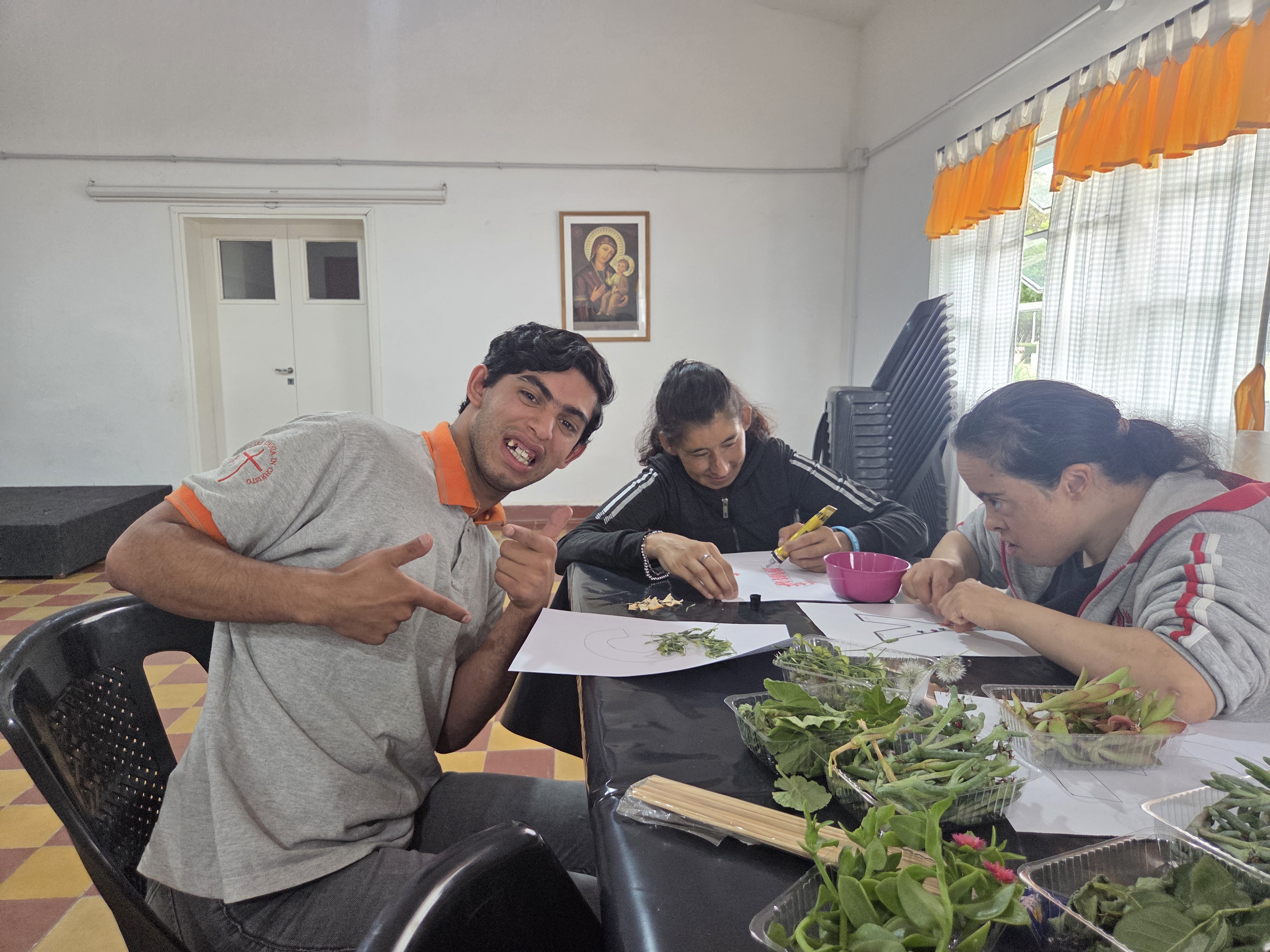 Tres residentes haciendo collage con plantas