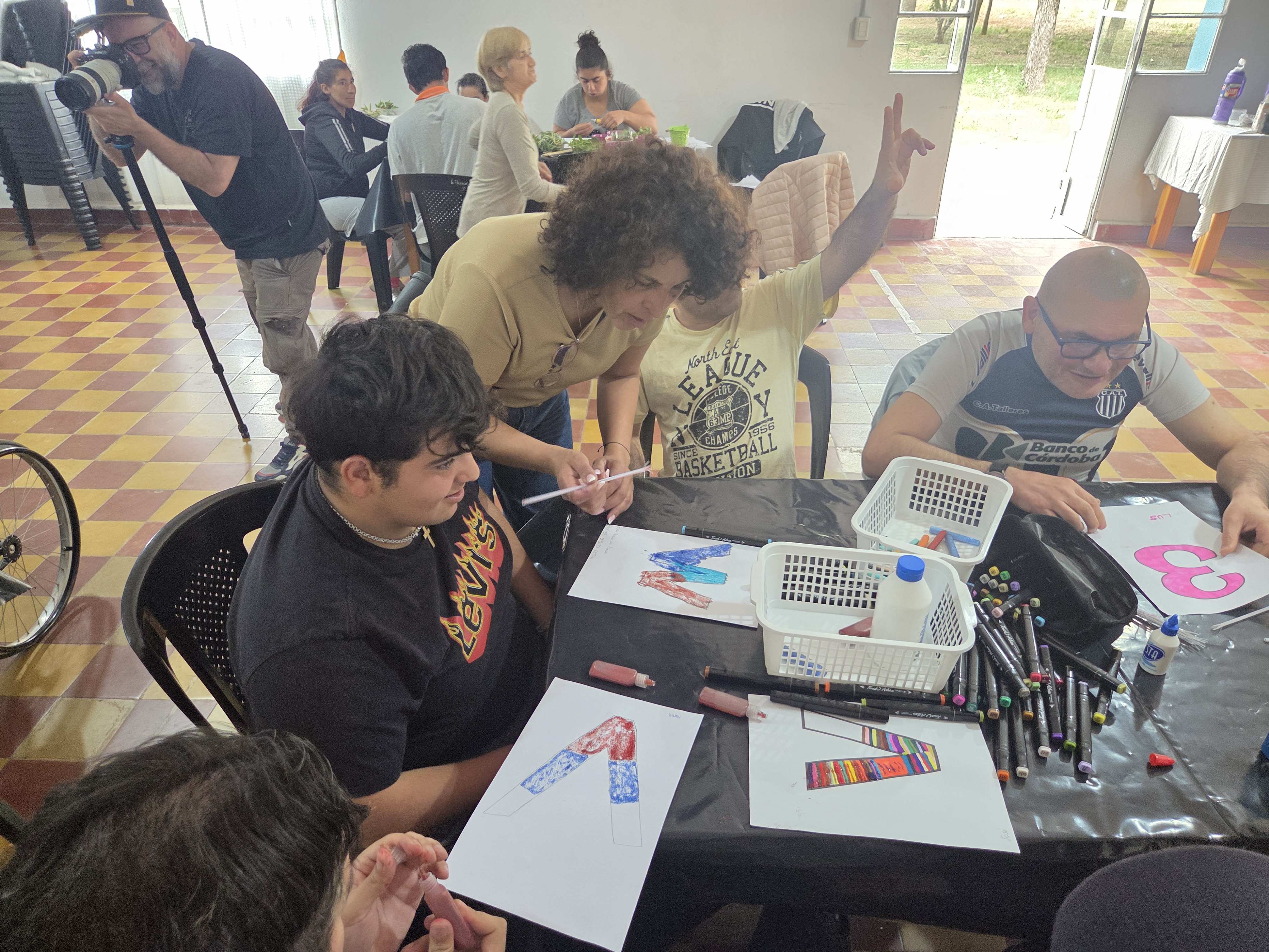 Taller con cámara documentando