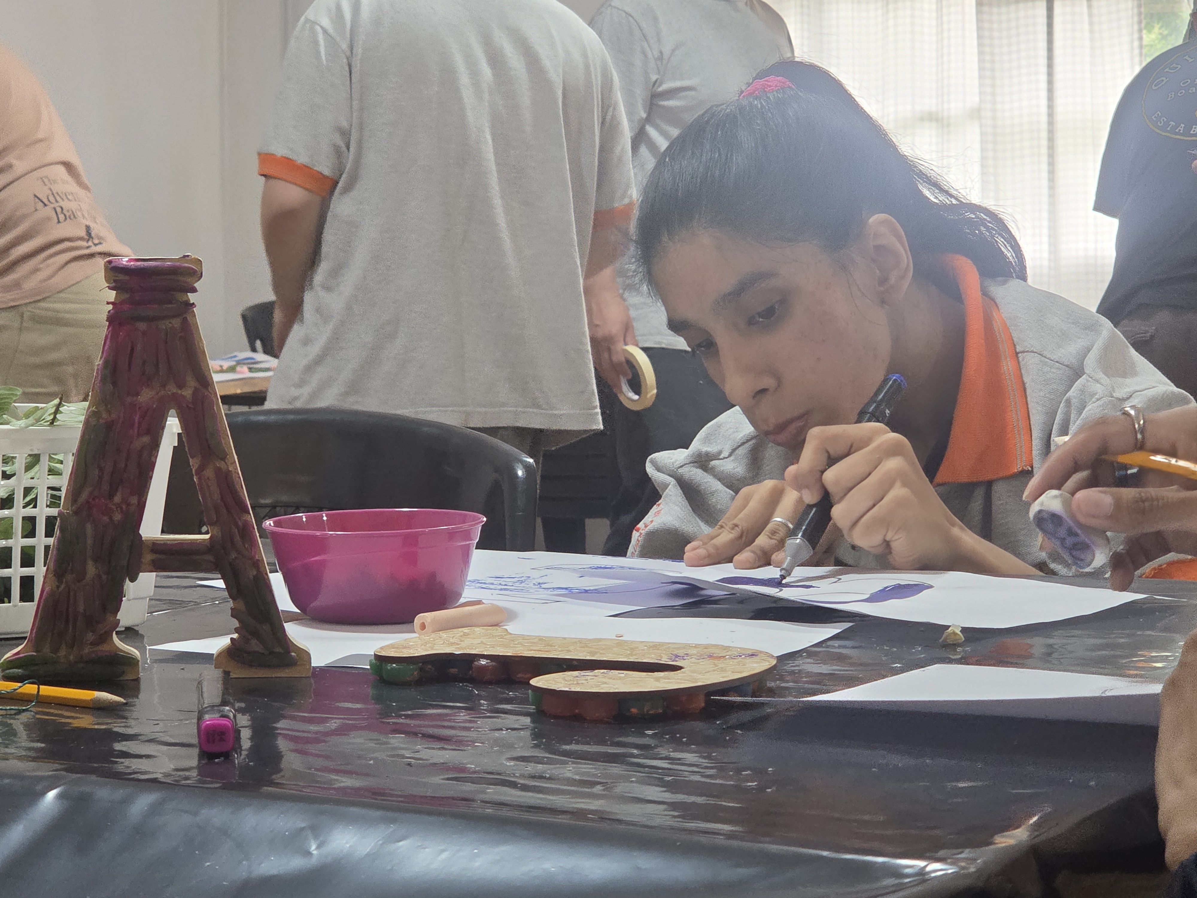 Joven dibujando con marcador