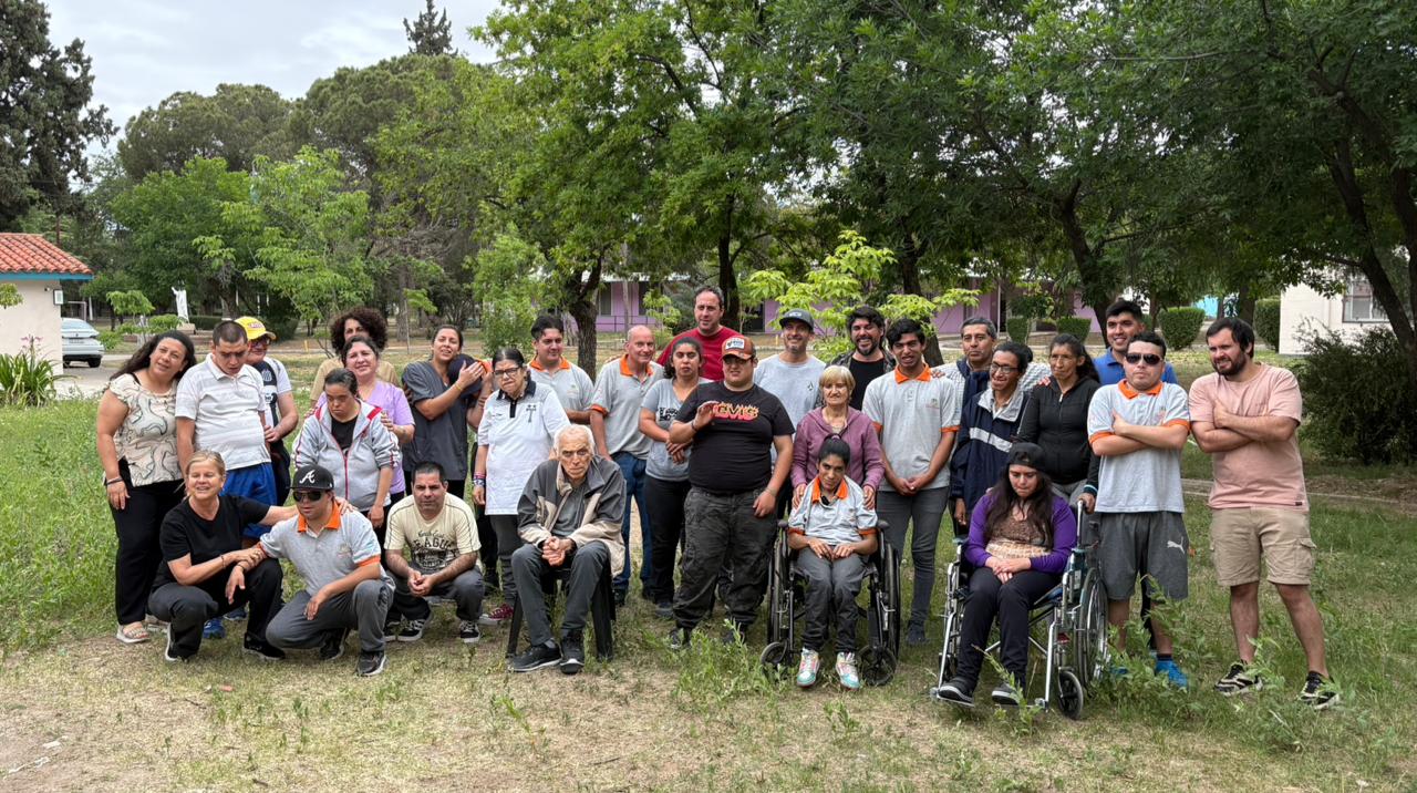 La comunidad del Cottolengo en el jardín