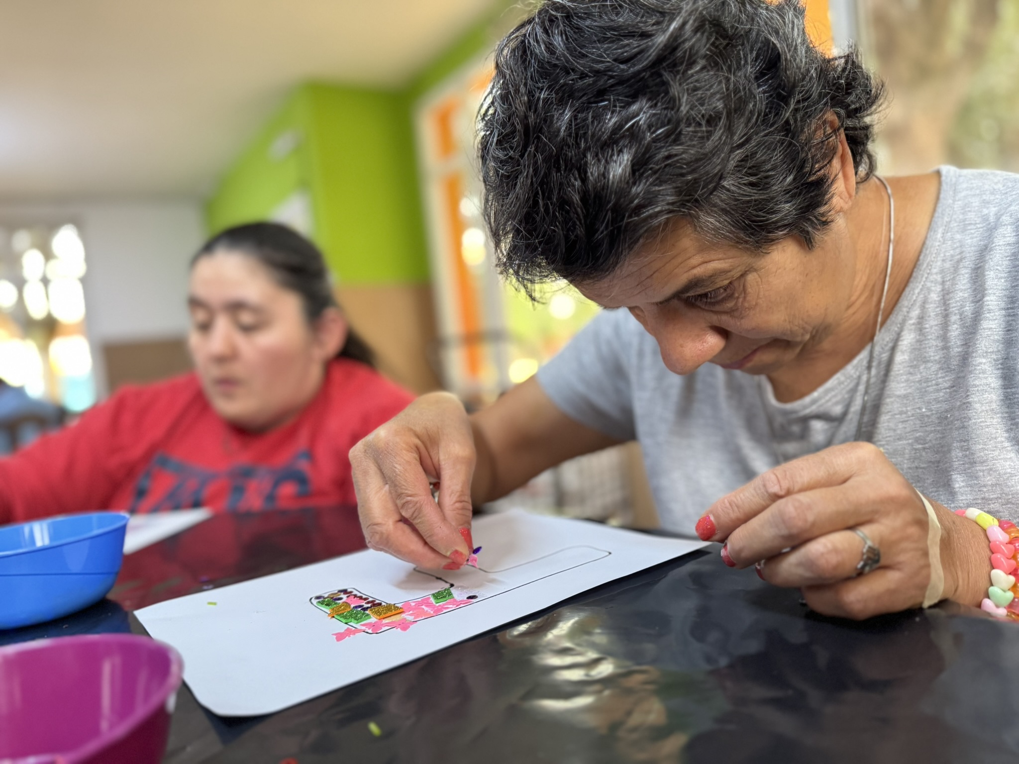 Residente decorando con stickers