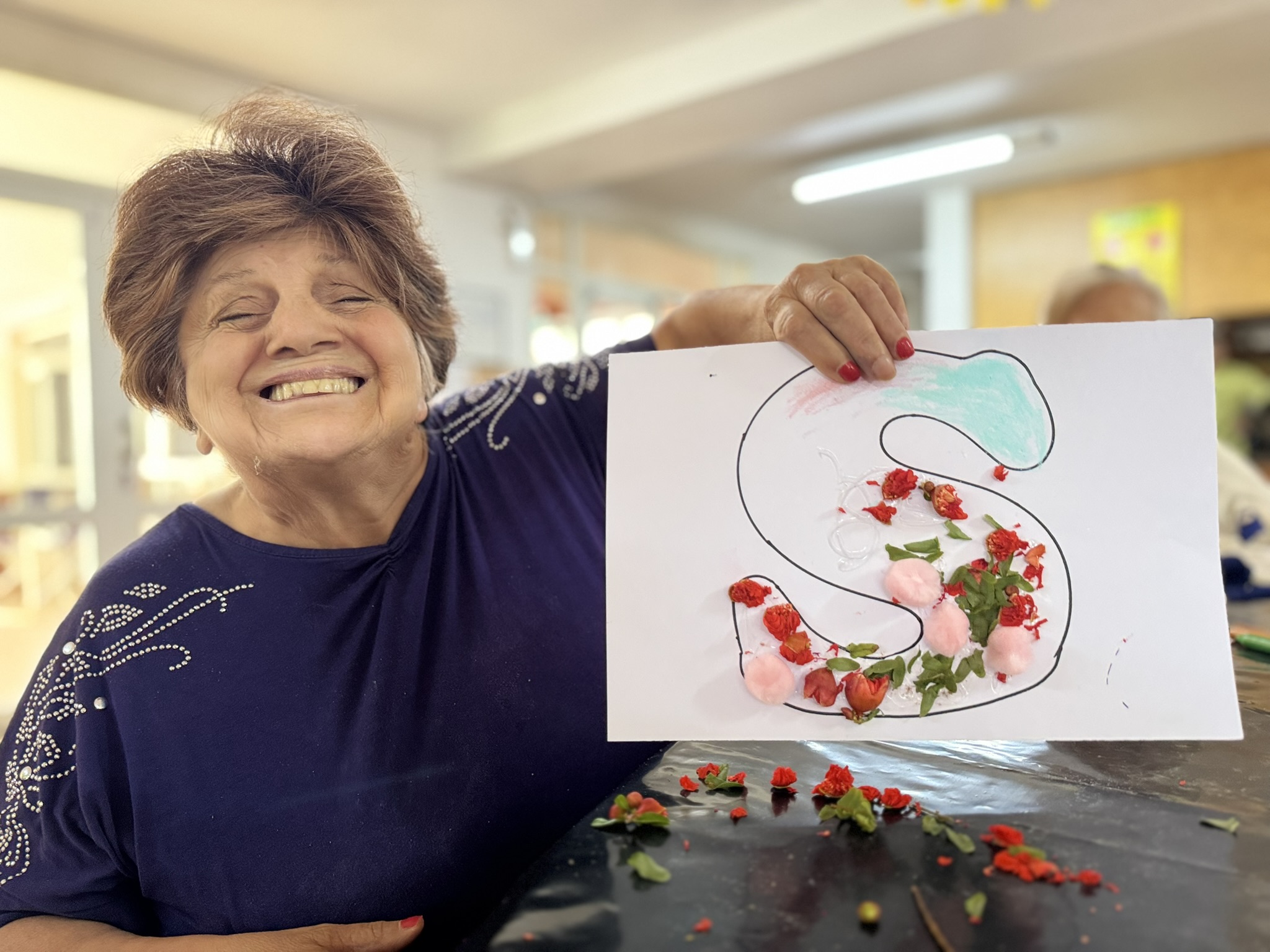 Residente sonriendo con su obra de arte