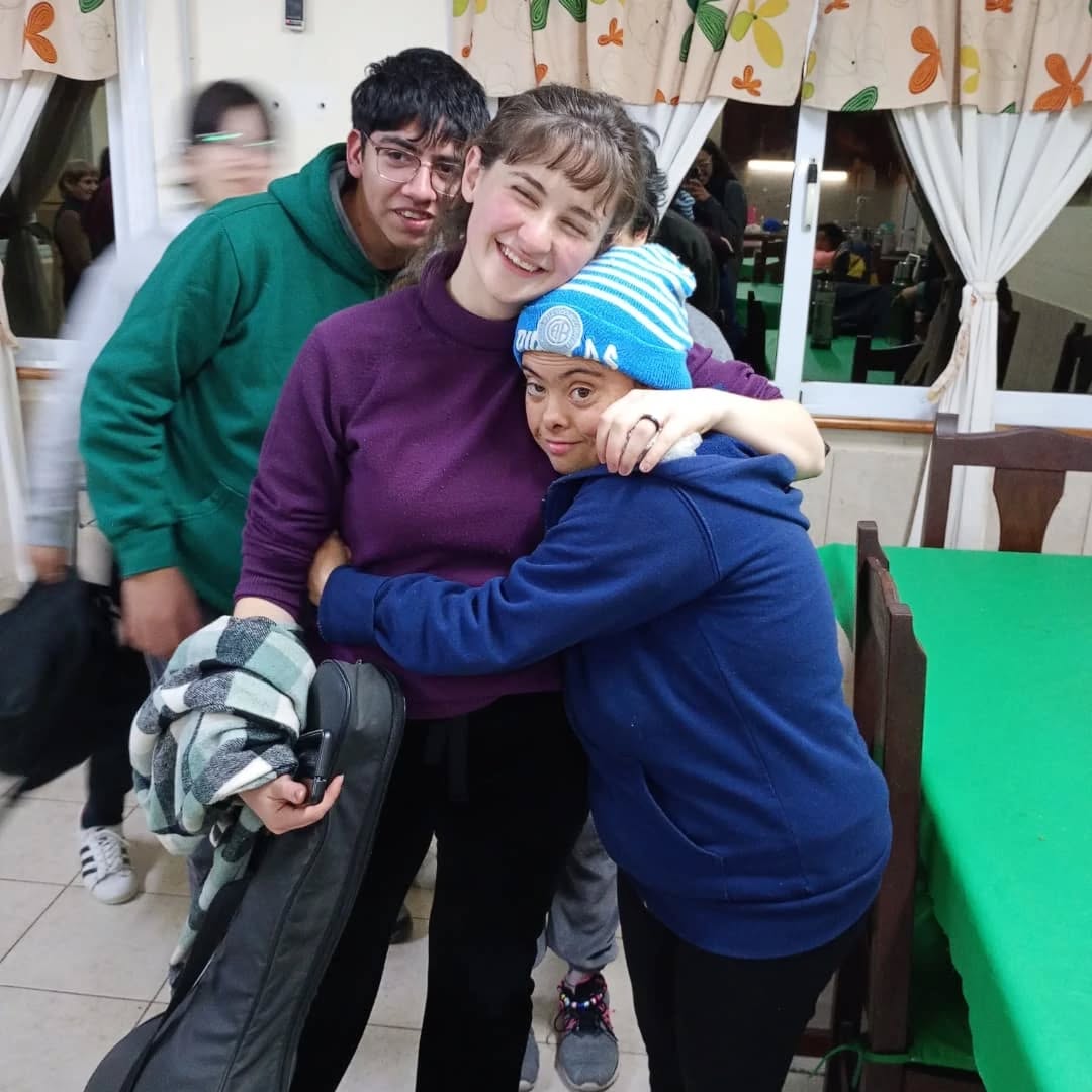 Voluntaria acompañando a residentes